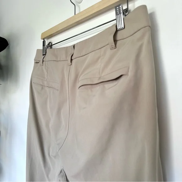 Lululemon Commission Pant Classic *Warpstreme 32"
Tofino Sand - Picture 11 of 13